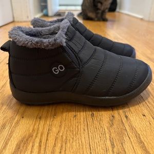 Go Indoor/Outdoor Slippers Size 37 (US Size 6)